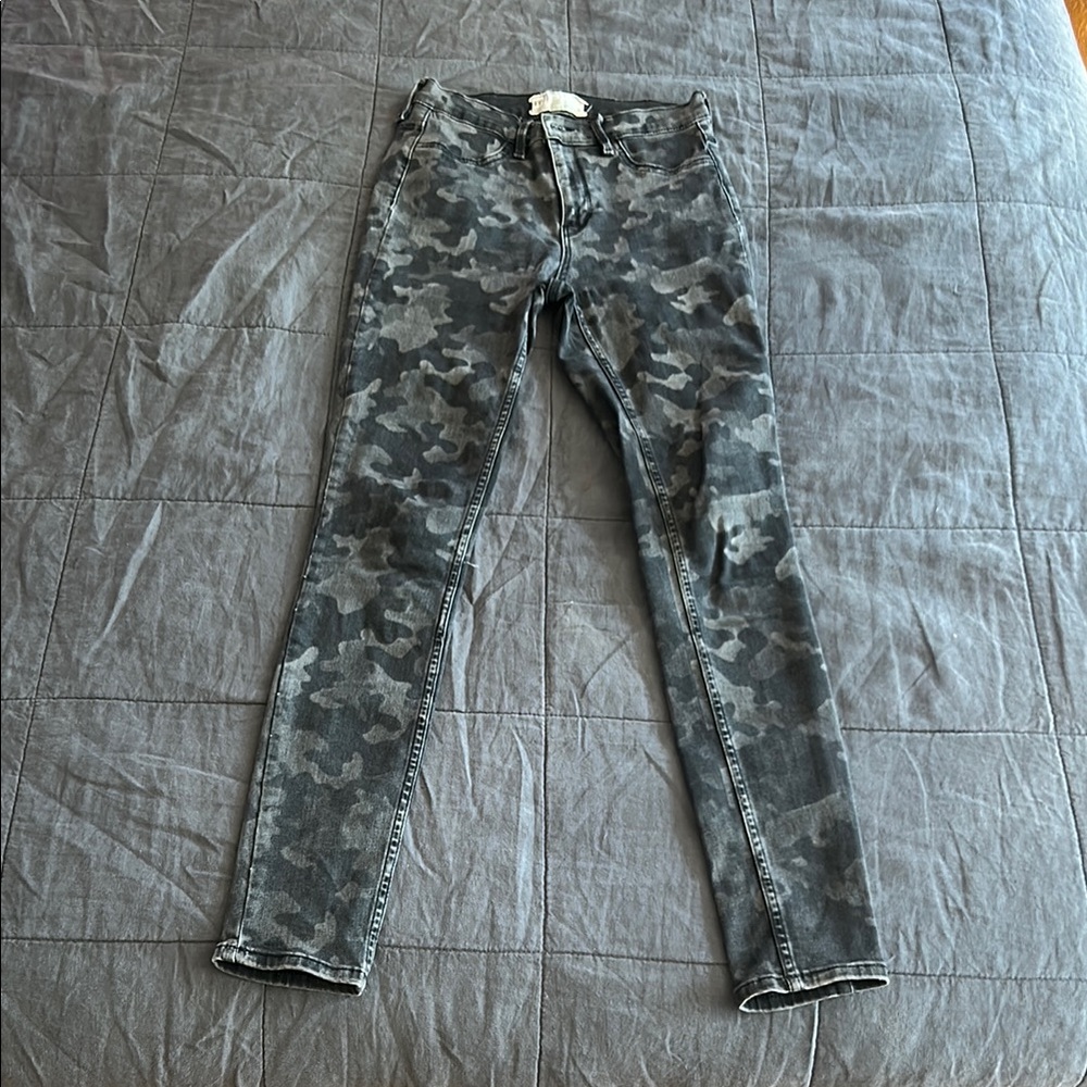 Women’s Camouflage Skinny Jeans - Gray Camo